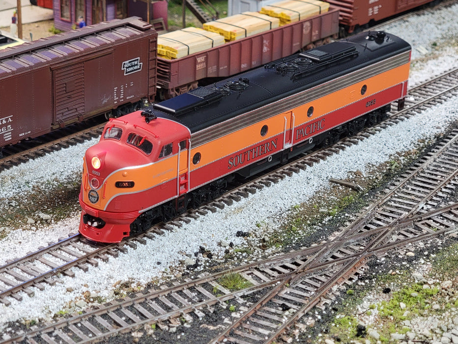 Proto 2000 433-8047 HO Scale EMD E8A Diesel Southern Pacific "Daylight" SP 6053 - USED