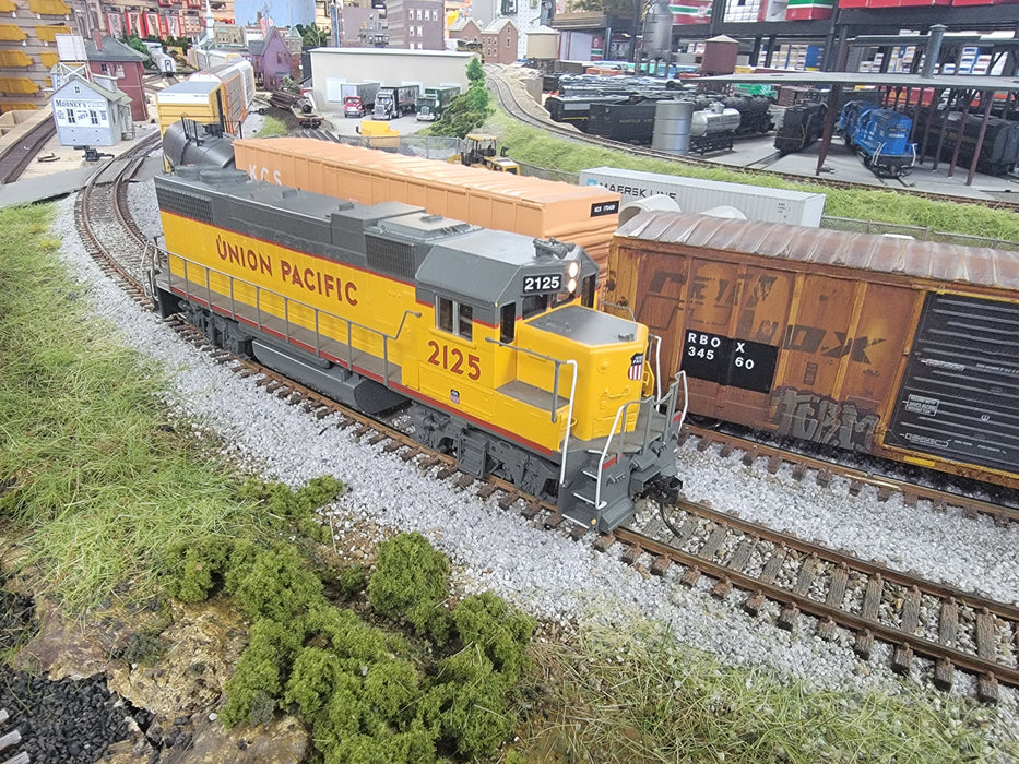 Athearn 78932 HO Scale EMD GP38-2 Union Pacific UP 2125 with DCC - USED