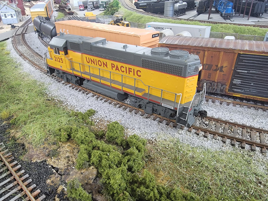 Athearn 78932 HO Scale EMD GP38-2 Union Pacific UP 2125 with DCC - USED